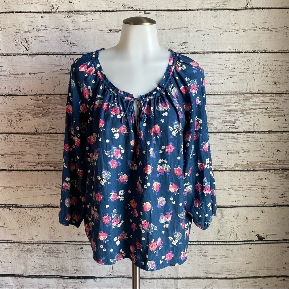 American Eagle blue floral top